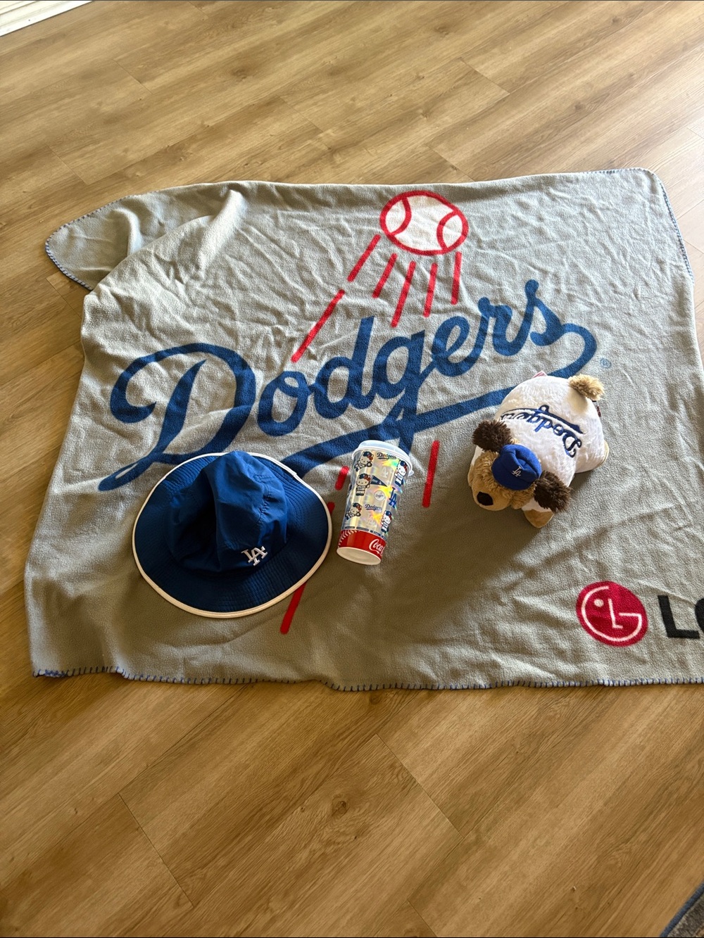 Lot of (4) Dodgers merchandise